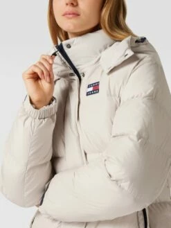 Tommy Jeans Mantel Mit Logo-Stitching Modell 'ALASKA' - Beige -WINTERMÄNTEL Verkaufs-Shop 64rl8cik8l9j6li98p138hic8cp4cd24aop3ggqh8d6j6e27a184cha68ko4ohhi70o42ia675452jq86h3jid9kcli6ad9j60o3ap9kckqmce9p64qm8dj5c4s68chm6lgjccg