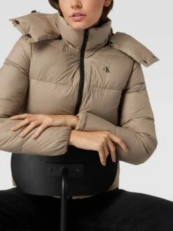 Calvin Klein Jeans Steppmantel Mit Label-Print - Beige -WINTERMÄNTEL Verkaufs-Shop 6d33aja695b54kq770q3ec2a8t13ci2l6913agaj91a32lac9933ajim65a42ipjaksk6h1l8p130gi8ad3m6dpkccr3ad3260o3gdpk70o34ob161ij8e1n6cqjed31c4om8pg