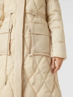Guess Steppmantel Mit Strukturmuster Modell 'Lucille' - Sand 7 Guess Steppmantel Mit Strukturmuster Modell 'Lucille' - Sand -WINTERMÄNTEL Verkaufs-Shop 6h8kkd9p9t738c9j9or3id2ba514qg9g6p43ciaf9d13ela56h63adq294ol4dad85a34d25akp48ha768o3iopl64p30e1kc4q6adhkckpjaeb4cco3iopo71j32cj360s38do