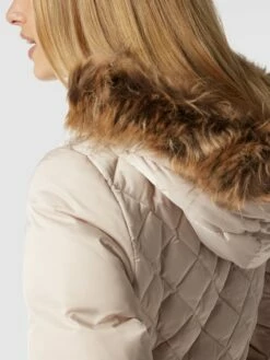 Guess Daunenmantel Mit Kunstfellbesatz Modell 'Lolie' - Ecru -WINTERMÄNTEL Verkaufs-Shop 71744j2da173aiida0rj4hpk9so4cc2f9pb34h9la93koh1h98okcd2f8sq4sghk9h1l8ji2a95k6gaa8co36c9l6csmcdr6cgqjcdpk6ph3ce3574r3cdhmc5h30pj66lh36dg