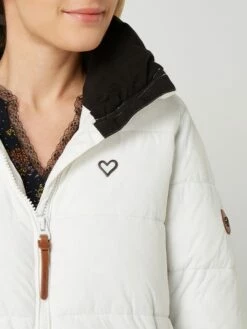 ALIFE & Kickin Steppmantel Mit Kapuze Modell 'Junaak' - Wattiert - Weiß -WINTERMÄNTEL Verkaufs-Shop 84sl0i2984rl6k9ja9a30dacah84ikqj74s4qha38h3lahag6l73cjpl6133acqf8p6ked2g6kpkke2k8d3m2c366ko3ecr26ko34c1kcdgm2e9p71i30cb269h3ec35c9i3aog