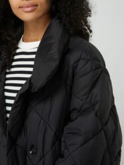 Neo Noir Oversized Steppmantel Mit Knopfleiste Modell 'Toka' - Schwarz -WINTERMÄNTEL Verkaufs-Shop 85434dqg890kgh2aaosk6kpl8h344iim617j0lhi9h252eal8h0j0l1ga94k8gaj71b4ae1jaor3eghi9so62d9l6hgmcc9h74oj0c9k69j68o9ickpm6cb66ph64cj36pj3gcg