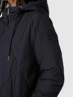 Tommy Hilfiger Steppmantel Mit Label-Details Modell 'Sorona' - Marineblau -WINTERMÄNTEL Verkaufs-Shop 8l634jaa710kkcib8orl4dia9d5jce2i8op4uiag851kcgplako4cgqfad7kei22ah7j6i9i9533cc238go3gcpichhjcp9kckpjaphk65i6ae1icpijip1i68oj0cpl74rmap8