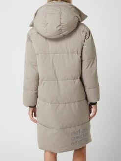 Freaky Nation Steppmantel Mit Abnehmbarer Kapuze Modell 'Winter Holiday' - Taupe -WINTERMÄNTEL Verkaufs-Shop 8t93gjqa913j2i9p910j6ead9d0l6jhkah6l8jija14jglim94rladq89cqkodaa9oq50ci4a0o4oc2a6ko64oj26dgj8cr271j68p9k6th36ohm6kr3gdho6cr34c1o6kp3ec0