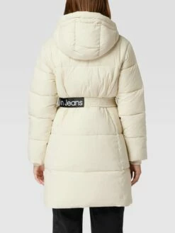 Calvin Klein Jeans Steppmantel Mit Label-Print Modell 'WAISTED' - Offwhite -WINTERMÄNTEL Verkaufs-Shop 913kul9pa95l0hhi95aj8e2f6cr52e2c8p84mki39l8jgka68gs4aiqi90rl0h9n9l5jaiaa710kghib8l3madpj6opjcphj61hjgohkcorjae1hc9i3cc1m65h3gopmcgr3ae0