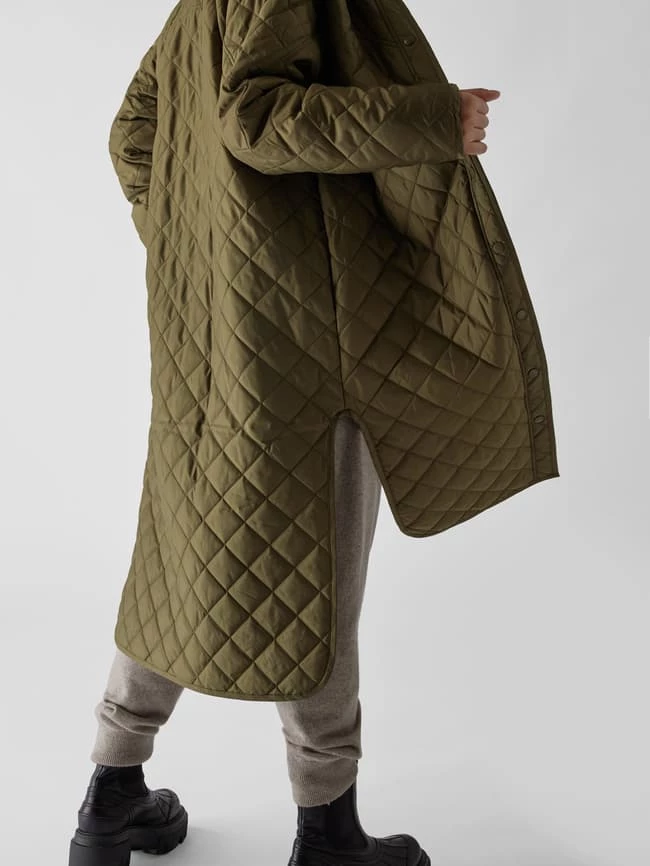 Designers Remix Steppmantel Mit Seitenschlitzen Modell 'Braga' - Olivgrün 9 Designers Remix Steppmantel Mit Seitenschlitzen Modell 'Braga' - Olivgrün – Bild 9