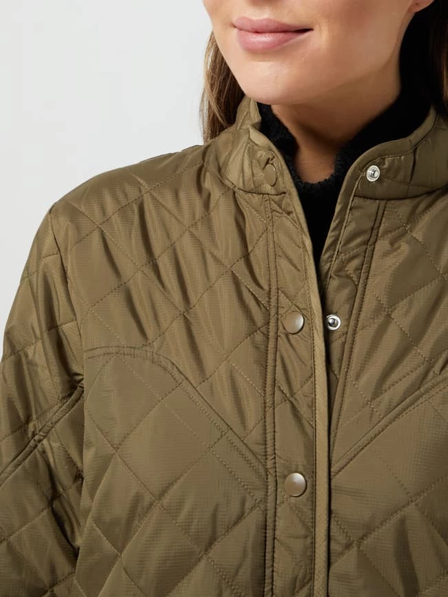 Designers Remix Steppmantel Mit Seitenschlitzen Modell 'Braga' - Olivgrün 6 Designers Remix Steppmantel Mit Seitenschlitzen Modell 'Braga' - Olivgrün – Bild 6