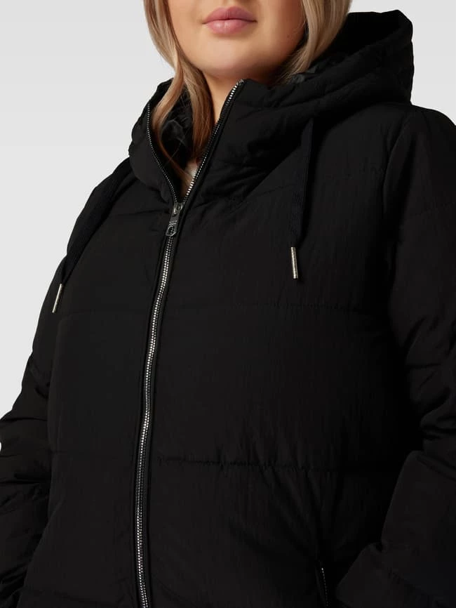 ONLY CARMAKOMA PLUS SIZE Steppmantel Mit Kapuze Modell 'DOLLY' - Schwarz 3 ONLY CARMAKOMA PLUS SIZE Steppmantel Mit Kapuze Modell 'DOLLY' - Schwarz – Bild 3