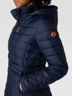 SAVE THE DUCK Steppmantel Mit Abnehmbarer Kapuze Modell 'Carol' - Dunkelblau -WINTERMÄNTEL Verkaufs-Shop 9l5kukima4rjci1h6cqkmj23ah74mj268l442gq96l2k4l9n8gp5cdih6l14ajqg74s3gjhn8kq42gpp6so3epb670qj6p3274qm6e1kc4ojiob66hj3ccb475gm2o9l70r3cco