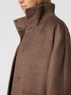 Comma Mantel Mit Label-Applikation - Taupe 7 Comma Mantel Mit Label-Applikation - Taupe -WINTERMÄNTEL Verkaufs-Shop acs3cdq790q3ec2j90o3gi266l6j6dq58p146h27895lcjhg8964ahaf8oqlacam6gsjahi26l7j2jpl9h3m2o9m64p6ap1nclgjechk74o64e3460sm4p9m69ij0cpicorjacg