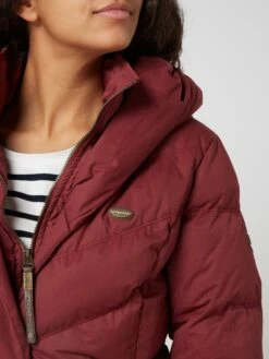 Ragwear Steppmantel Mit Kapuze Modell 'Natalka' - Bordeaux Rot -WINTERMÄNTEL Verkaufs-Shop ad550jic650kie1g90ok2gaf9h24egaa9954oc2f6t1k2iqc6gql6g9l9gr42ii28h2kklac6la34g9o8go32pb16pi36cr2c8omcphkchgm2e9kcph62cr374qjac1oc5gm4e0