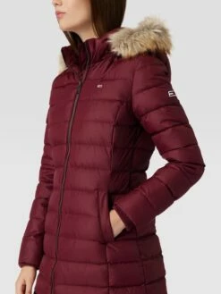 Tommy Jeans Daunenmantel In Stepp-Optik Modell 'TJW ESSENTIAL HOODED DOWN' - Bordeaux Rot -WINTERMÄNTEL Verkaufs-Shop ah7lcl2l8kqlalif894j6lhh6ksjeka49p85cl226943chq6691kqjib9p94ucif6t84cda96193akal653mce3168qj4e3460r3cchk6ti64e9p70o62db4cgpjec1i6th3icg