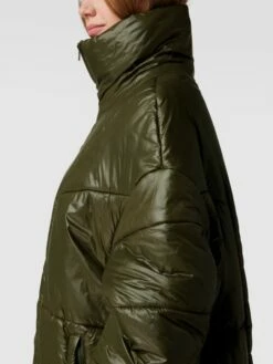 Drykorn Steppmantel Mit Stehkragen Modell 'Euston' - Olivgrün -WINTERMÄNTEL Verkaufs-Shop aks54ga36d452l9j9p3jiiacap15ah1i68rk4e1k9ta36di26tb4qdq38l64iipo8or5cki5617kmeal9oo3ac1k64om2phl60o3ephk6or6aohn6ko32d1l70o64d9lcoojap0