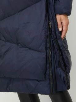 Canadian Classics Steppmantel Mit Wattierung Modell 'Eugenie' - Marineblau -WINTERMÄNTEL Verkaufs-Shop al250e299p442kii9h0l8hqa6923igq885342k1k68qk2ji89l33edal8p732cama1936eamacp4kgpk9p3m4dhp6or6ccr36dgjac1k6kq34ohgcpgj6ob36dgj0or1clj3aoo