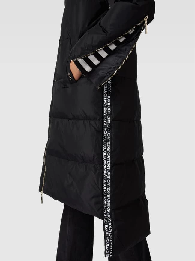 Liu Jo White Steppmantel Mit Label-Details - Schwarz 3 Liu Jo White Steppmantel Mit Label-Details - Schwarz – Bild 3