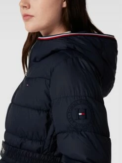 Tommy Hilfiger Steppmantel Mit Kontraststreifen Modell 'SORONA' - Marineblau 7 Tommy Hilfiger Steppmantel Mit Kontraststreifen Modell 'SORONA' - Marineblau -WINTERMÄNTEL Verkaufs-Shop aop34cq8750laiqgap9k8ghm6p3k8i259kr30die90ojikih6t25aghh8sqjeha6711kql2m6tb5ac1m6l3j0pb6c9h3ed9lcoom6opkcgsm6ohpcdij8d1jckqjeor4c8pjip8